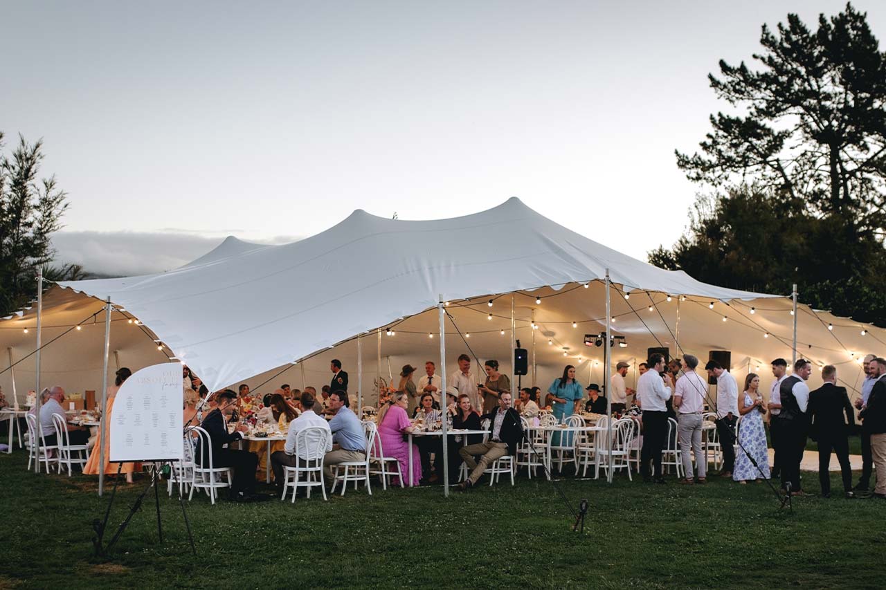 Jakama Lodge in Karapiro: A Perfect Venue for Stunning Lakeside Wedding Photos!