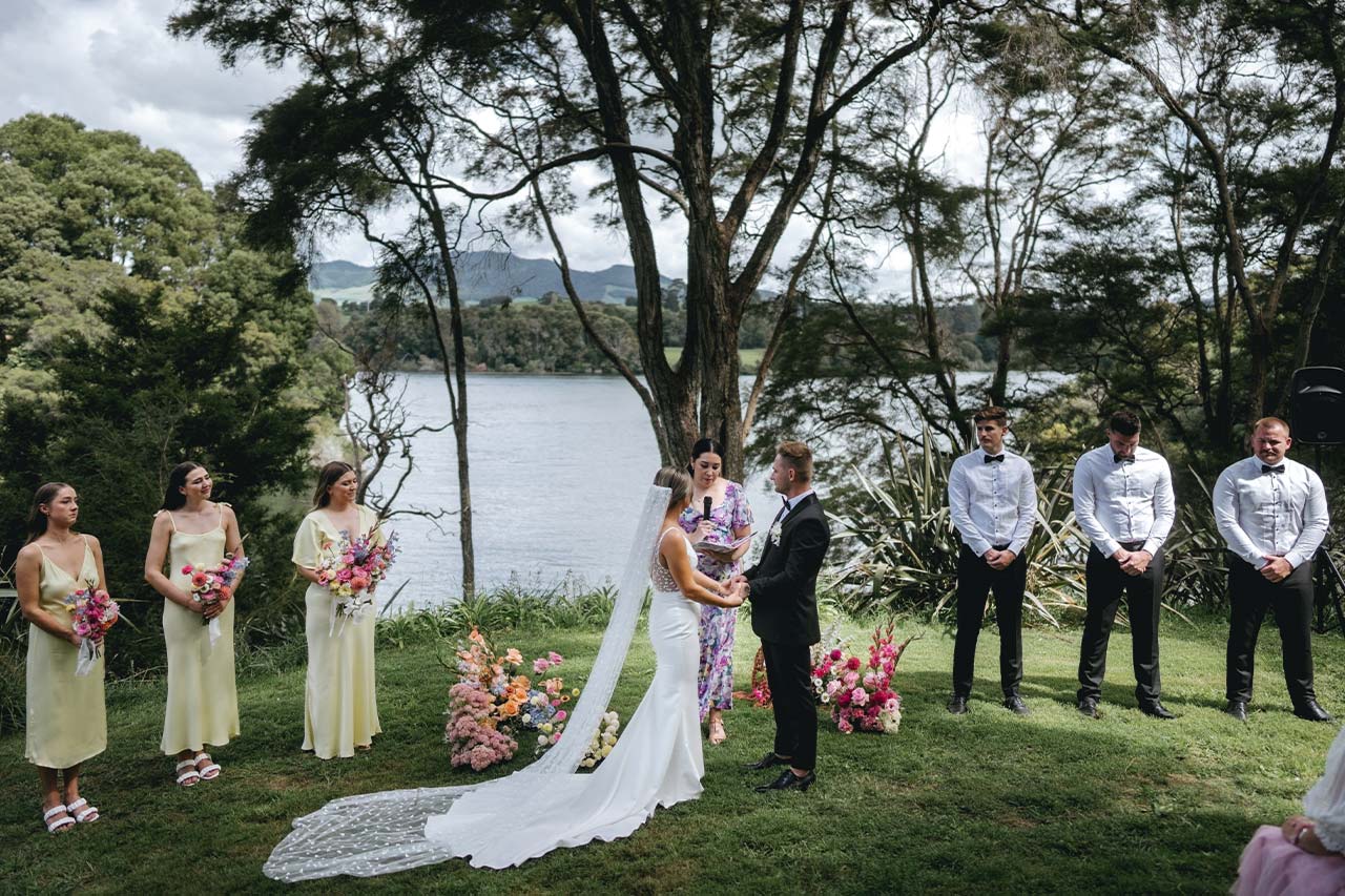 Jakama Lodge in Karapiro: A Perfect Venue for Stunning Lakeside Wedding Photos!